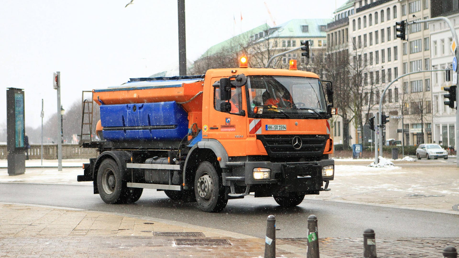 Ein Fahrzeug vom Winterdienst der Stadtreinigung Hamburg fährt am Jungfernstieg entlang (Archivbild): Wegen des milden Wetters im Winter 2021/22 brauchte der Winterdienst nicht einmal halb so viel Salz und Kies. Ein Fahrzeug vom Winterdienst der Stadtreinigung Hamburg fährt am Jungfernstieg entlang (Archivbild): Wegen des milden Wetters im Winter 2021/22 brauchte der Winterdienst nicht einmal halb so viel Salz und Kies.