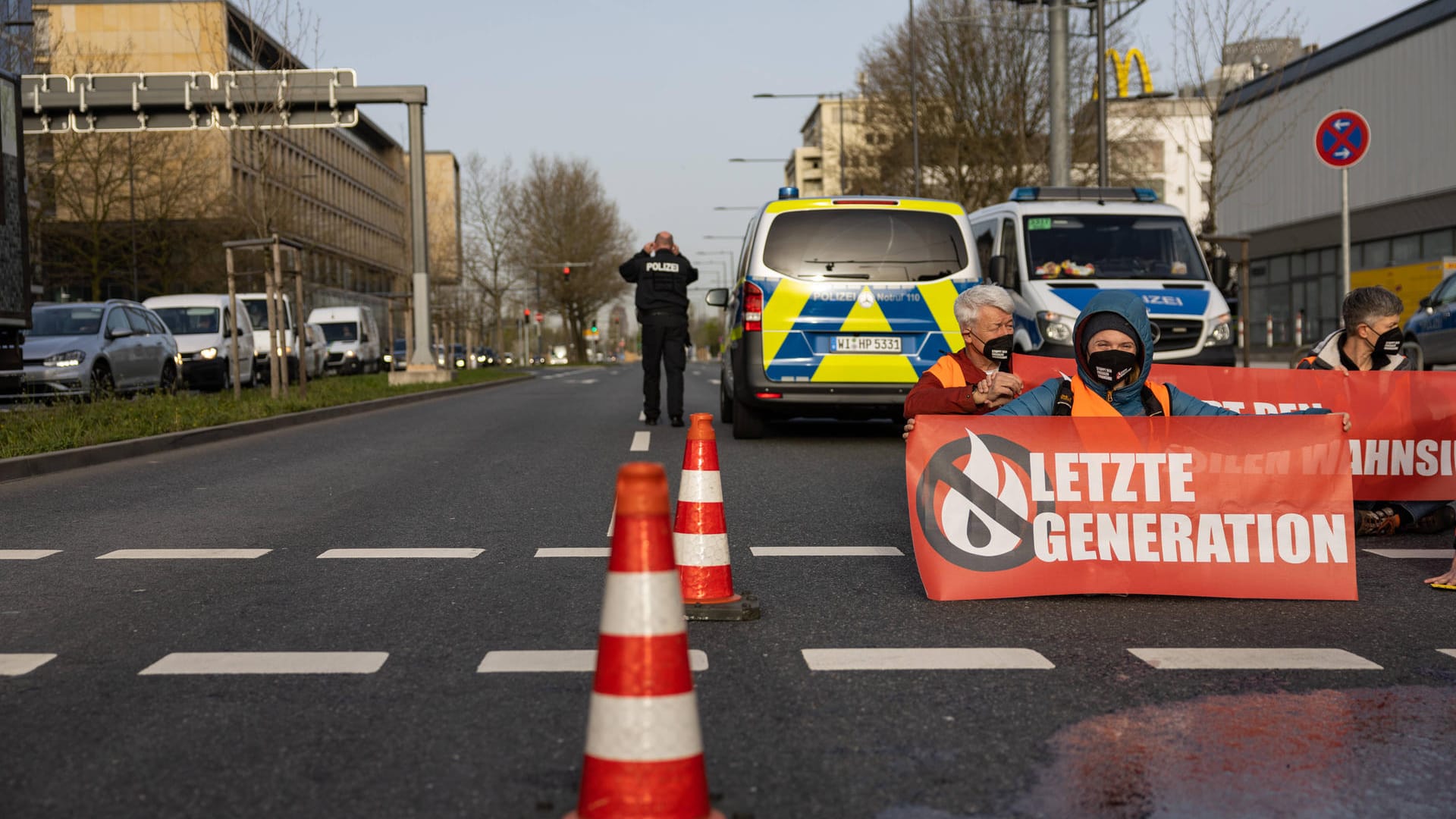 vAktion der Bewegung "Letzte Generation" in Frankfurt am Main (Archivbild): Die Klima-Aktivisten planen weitere Protest-Aktionen.