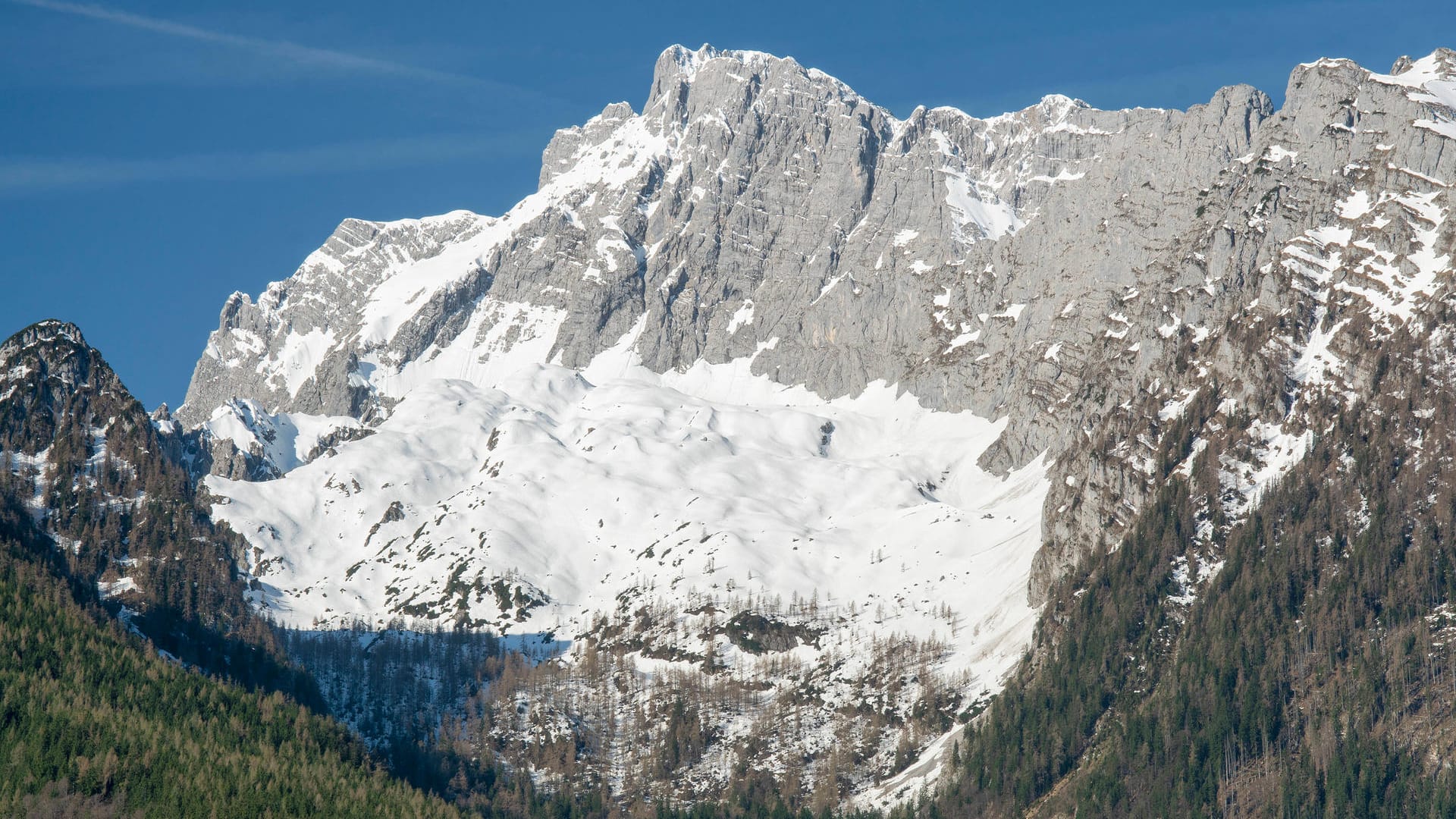 Der Hochkalter in den Berchtesgadener Alpen (Archivbild): Hier überlebte ein Mann einen Absturz über 120 Meter.