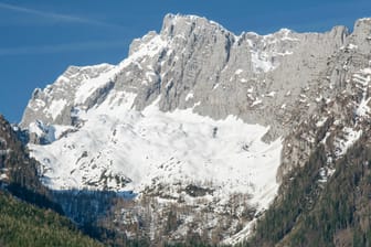 Der Hochkalter in den Berchtesgadener Alpen (Archivbild): Hier überlebte ein Mann einen Absturz über 120 Meter.