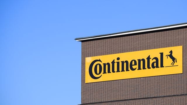 Logo an der Konzernzentrale von Continental (Symbolbild): Der Autozulieferer aus Hannover produziert bereits seit der vergangenen Woche wieder in Russland. Logo an der Konzernzentrale von Continental (Symbolbild): Der Autozulieferer aus Hannover produziert bereits seit der vergangenen Woche wieder in Russland.