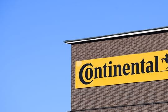 Logo an der Konzernzentrale von Continental (Symbolbild): Der Autozulieferer aus Hannover produziert bereits seit der vergangenen Woche wieder in Russland. Logo an der Konzernzentrale von Continental (Symbolbild): Der Autozulieferer aus Hannover produziert bereits seit der vergangenen Woche wieder in Russland.