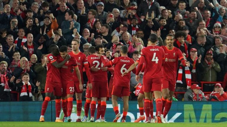 Spieler des FC Liverpool jubeln über das Tor zum 2:0 gegen Manchester United.