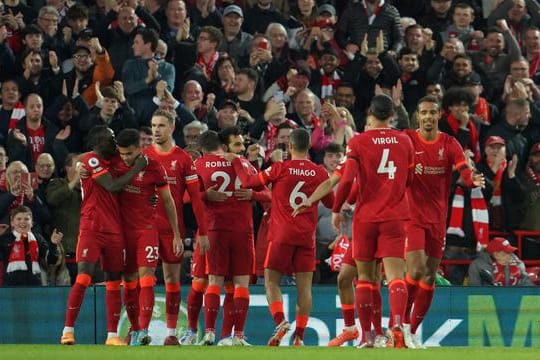 Spieler des FC Liverpool jubeln über das Tor zum 2:0 gegen Manchester United.