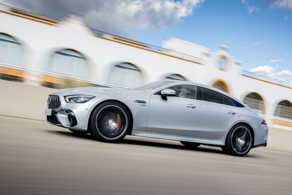 Die Höchstgeschwindigkeit gibt AMG mit 316 km/h an: Zum Sommer kommt der GT Viertürer von dem Mercedes-Ableger erstmals als Plug-In-Hybrid.