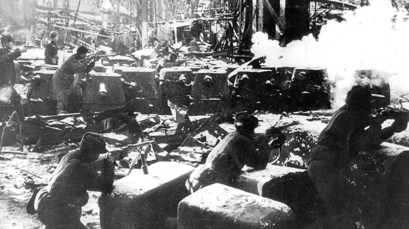Rotarmisten in der Schlacht auf dem Werksgelände von Stalingrad 1942.