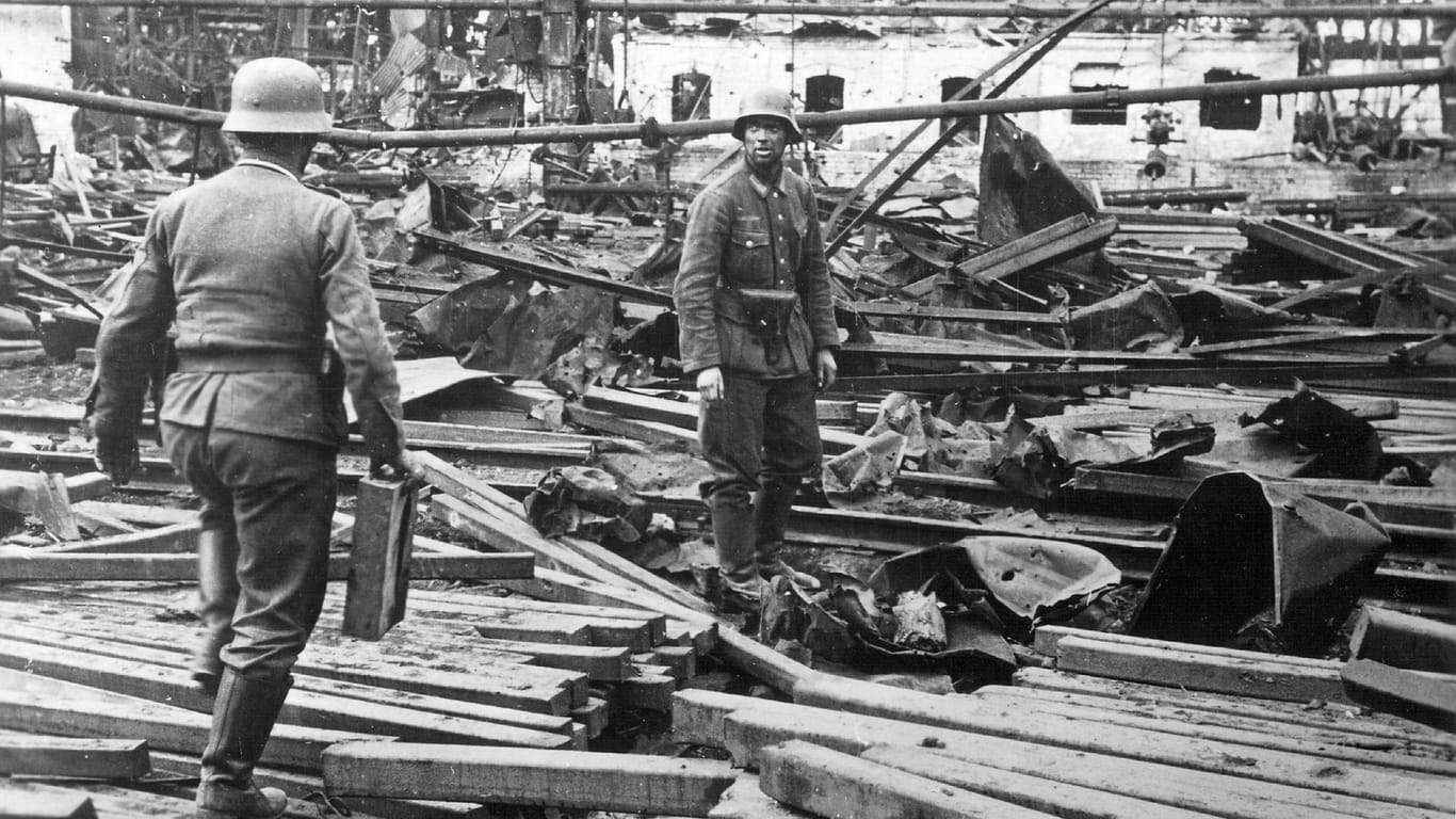 Deutsche Soldaten versuchten, das Industriegelände von Stalingrad zu erobern.