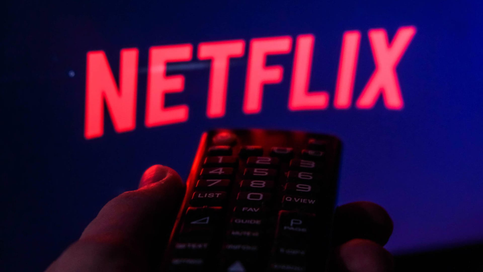 Das Logo von Netflix auf einem Fernseher (Symbolbild): Das Unternehmen meldet einen Abonnenten-Rückgang. Das Logo von Netflix auf einem Fernseher (Symbolbild): Das Unternehmen meldet einen Abonnenten-Rückgang.