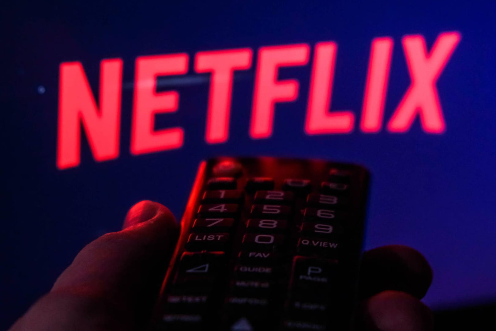 Das Logo von Netflix auf einem Fernseher (Symbolbild): Das Unternehmen meldet einen Abonnenten-Rückgang.