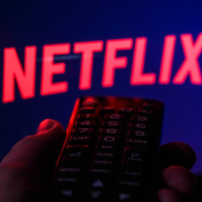 Das Logo von Netflix auf einem Fernseher (Symbolbild): Das Unternehmen meldet einen Abonnenten-Rückgang.
