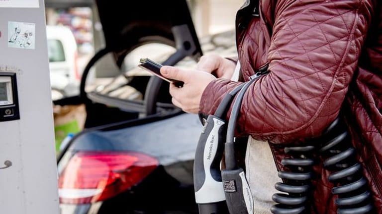 Apps können E-Autofahrern dabei helfen, passende Ladesäulen zu finden, Strom zu tanken und dann zu bezahlen.