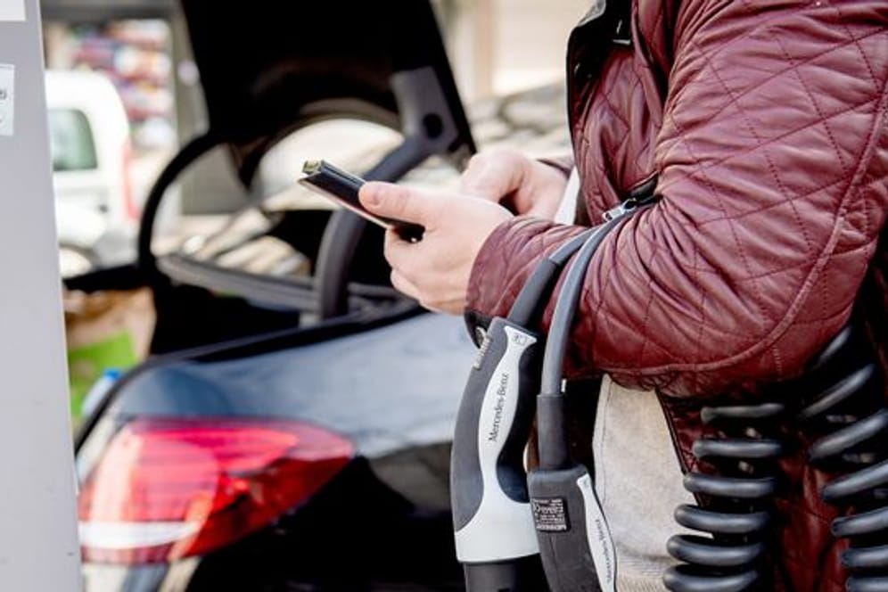 Apps können E-Autofahrern dabei helfen, passende Ladesäulen zu finden, Strom zu tanken und dann zu bezahlen.