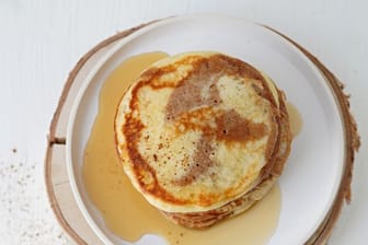 Die zweifarbigen Pancakes werden mit Ahornsirup und Butter serviert.
