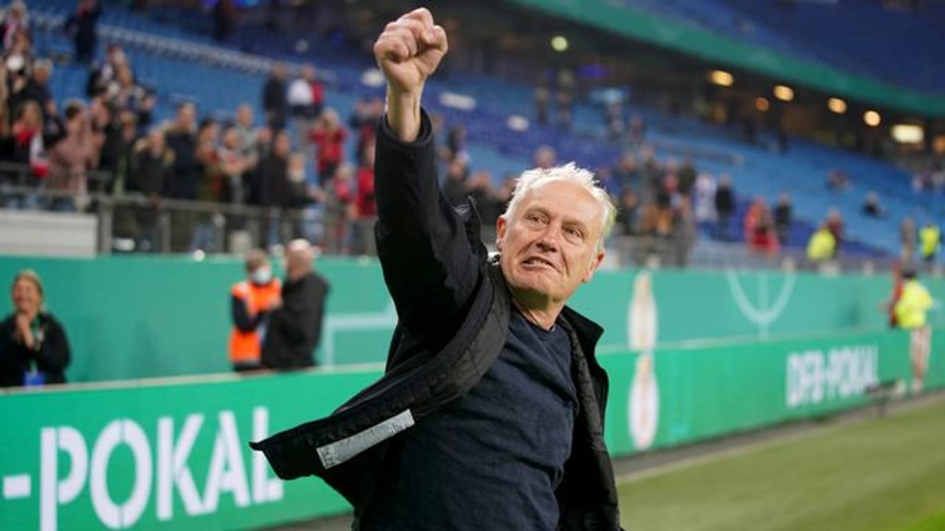 Freiburgs Trainer Christian Streich jubelt über den Sieg.