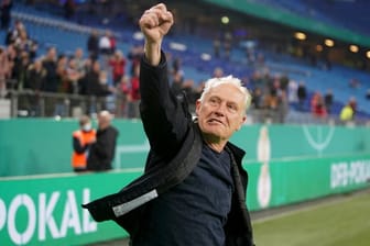 Freiburgs Trainer Christian Streich jubelt über den Sieg.