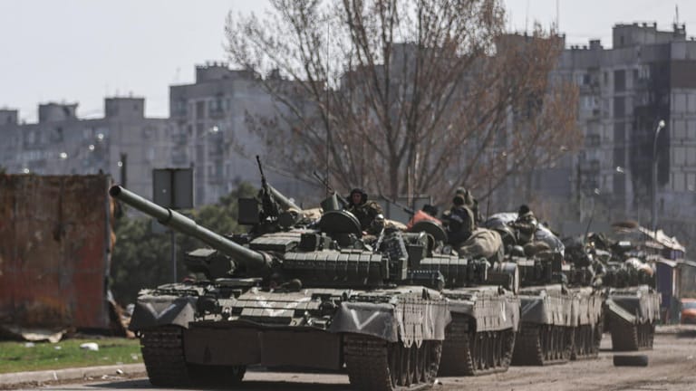 Russische Panzer fahren in Mariupol auf (Archivbild): Die Ukraine spricht von massiven Truppenbewegungen.