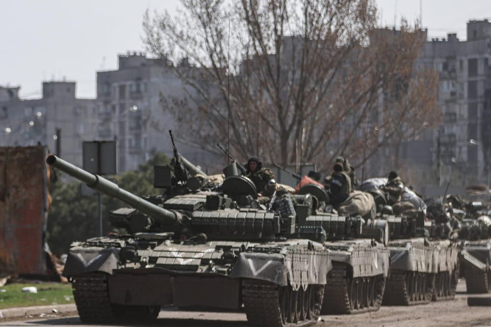 Russische Panzer fahren in Mariupol auf (Archivbild): Die Ukraine spricht von massiven Truppenbewegungen.