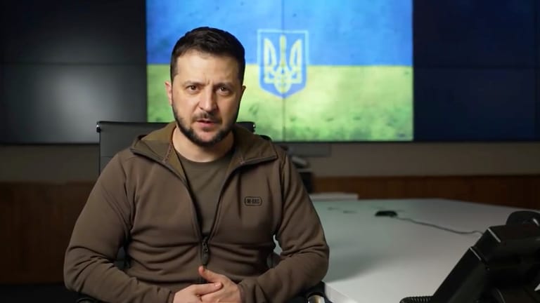 Der ukrainische Präsident Selenskyj spricht am Abend über den russischen Truppenaufmarsch.