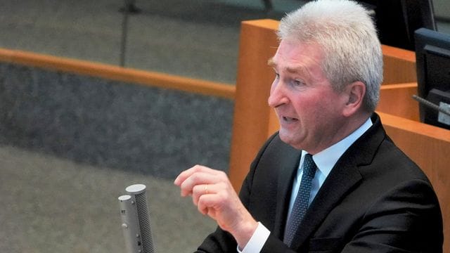 Andreas Pinkwart (FDP), Wirtschaftsminister von Nordrhein-Westfalen, spricht im NRW-Landtag in Düsseldorf (Archivbild). Andreas Pinkwart (FDP), Wirtschaftsminister von Nordrhein-Westfalen, spricht im NRW-Landtag in Düsseldorf (Archivbild).