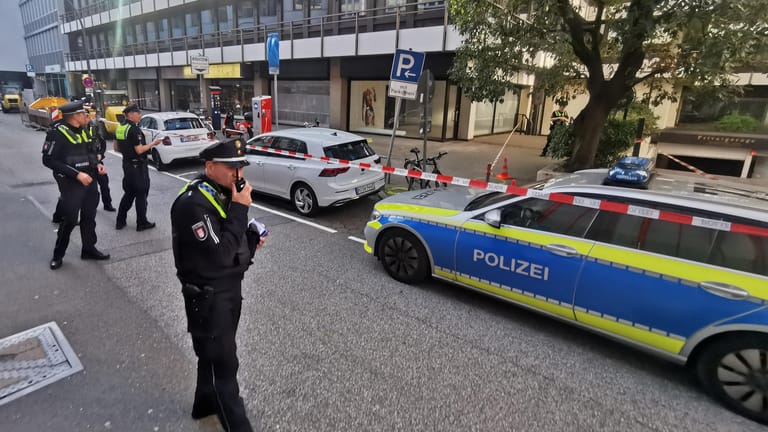 Polizeibeamte stehen an dem abgesperrten Bereich in der Innenstadt: Im April 2022 wurde hier ein 35-Jähriger angeschossen und verprügelt.