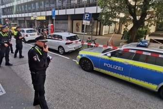 Polizeibeamte stehen an dem abgesperrten Bereich in der Innenstadt: Im April 2022 wurde hier ein 35-Jähriger angeschossen und verprügelt.