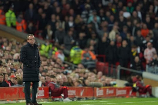 United-Trainer Ralf Rangnick steht im Anfield am Spielfeldrand.