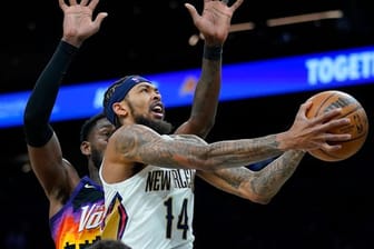 Deandre Ayton (l) von den Phoenix Suns versucht Brandon Ingram von den New Orleans Pelicans zu blocken.