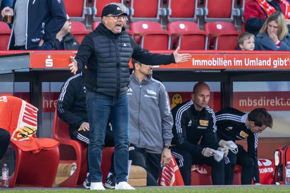 Unions Trainer Urs Fischer coacht seine Mannschaft vom Spielfeldrand aus.