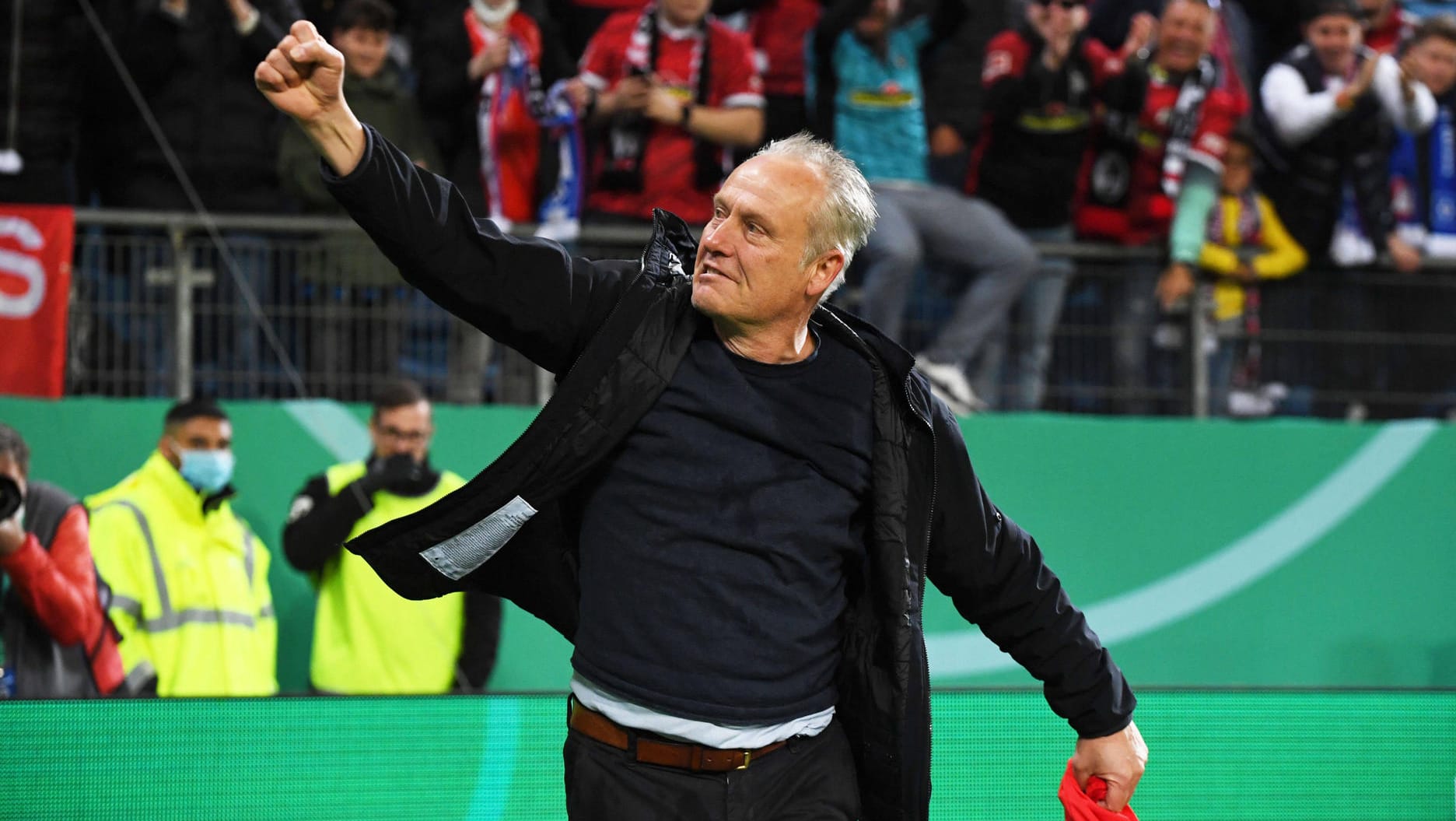 Siegerfaust: Christian Streich jubelt mit den rund 6.000 mitgereisten Freiburg-Fans nach dem Finaleinzug in Hamburg.