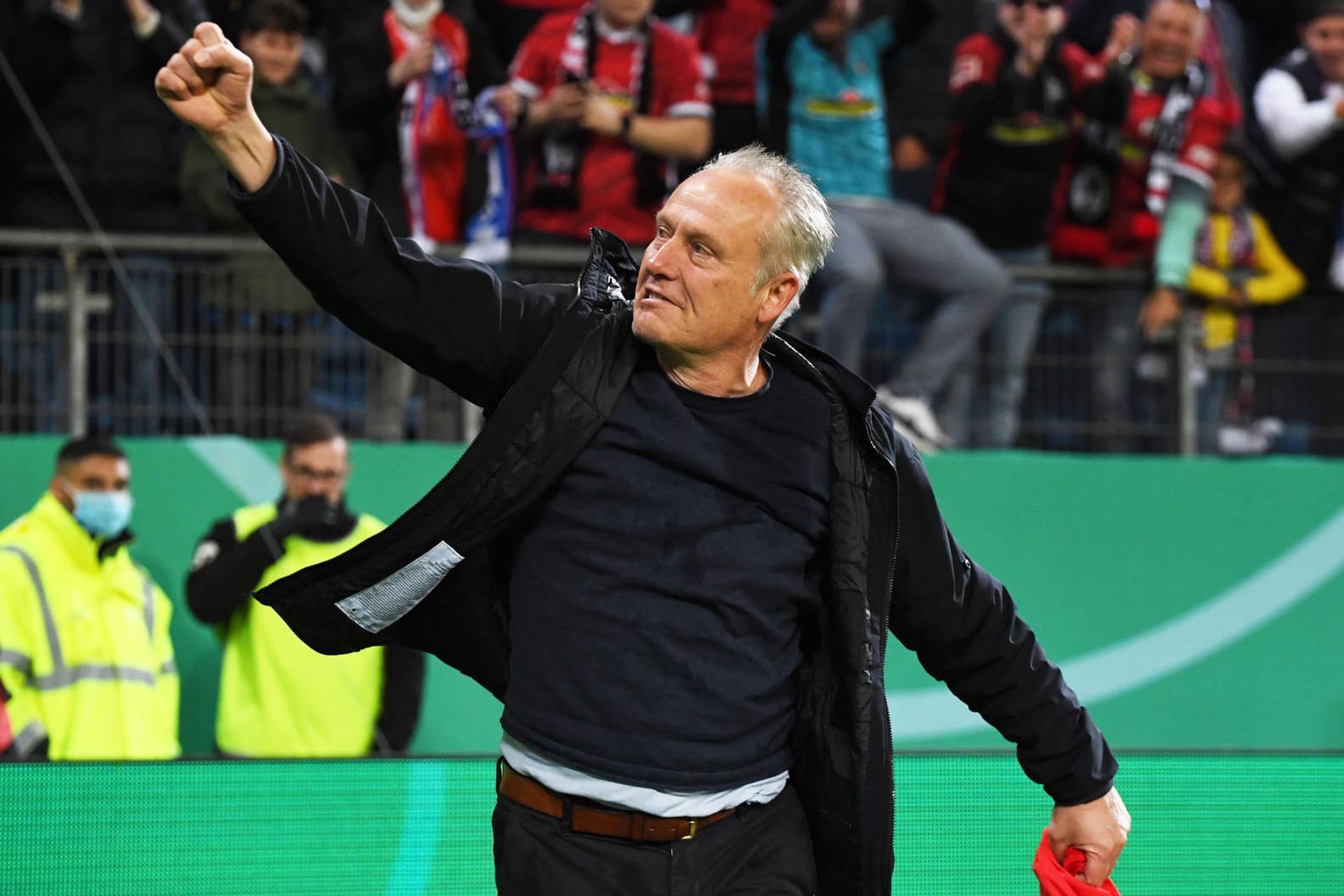 Siegerfaust: Christian Streich jubelt mit den rund 6.000 mitgereisten Freiburg-Fans nach dem Finaleinzug in Hamburg.