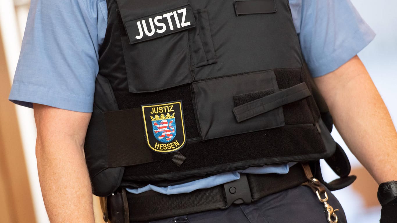 Ein Justizbeamter aus Hessen im Gerichtssaal Frankfurt am Main (Archivbild): Ein Polizist muss sich gegen Verbreitung von rechtsextremen Bildmaterial verantworten
