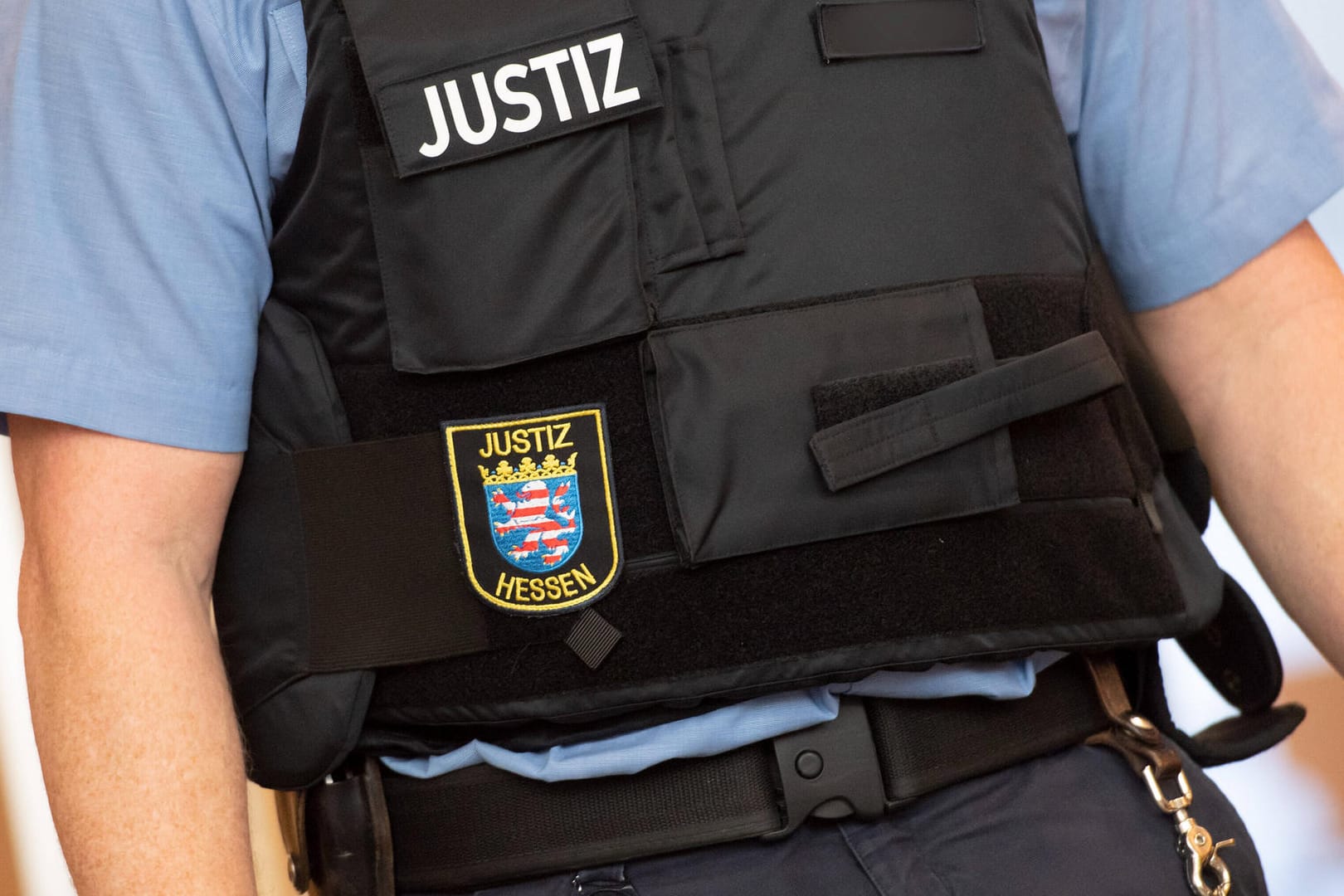 Ein Justizbeamter aus Hessen im Gerichtssaal Frankfurt am Main (Archivbild): Ein Polizist muss sich gegen Verbreitung von rechtsextremen Bildmaterial verantworten