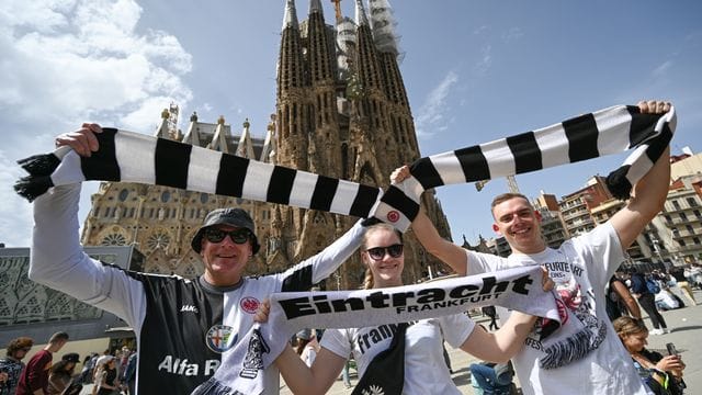 Eintracht-Fans stehen vor der berühmten Basilika Sagrada Familia des Baumeisters Antoni Gaudi in Barcelona. Eintracht-Fans stehen vor der berühmten Basilika Sagrada Familia des Baumeisters Antoni Gaudi in Barcelona.