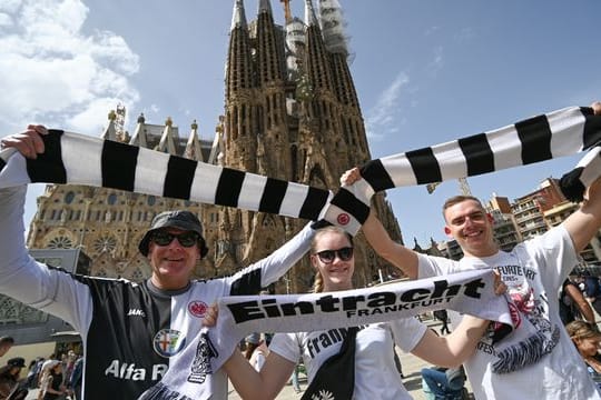 Eintracht-Fans stehen vor der berühmten Basilika Sagrada Familia des Baumeisters Antoni Gaudi in Barcelona.