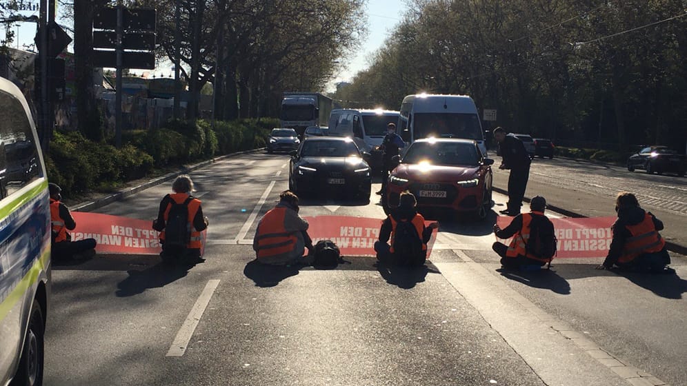 Wie bereits angekündigt, blockieren Aktivistinnen und Aktivisten der Gruppe "Letzte Generation" heute erneut Straßen in Frankfurt und Umgebung.