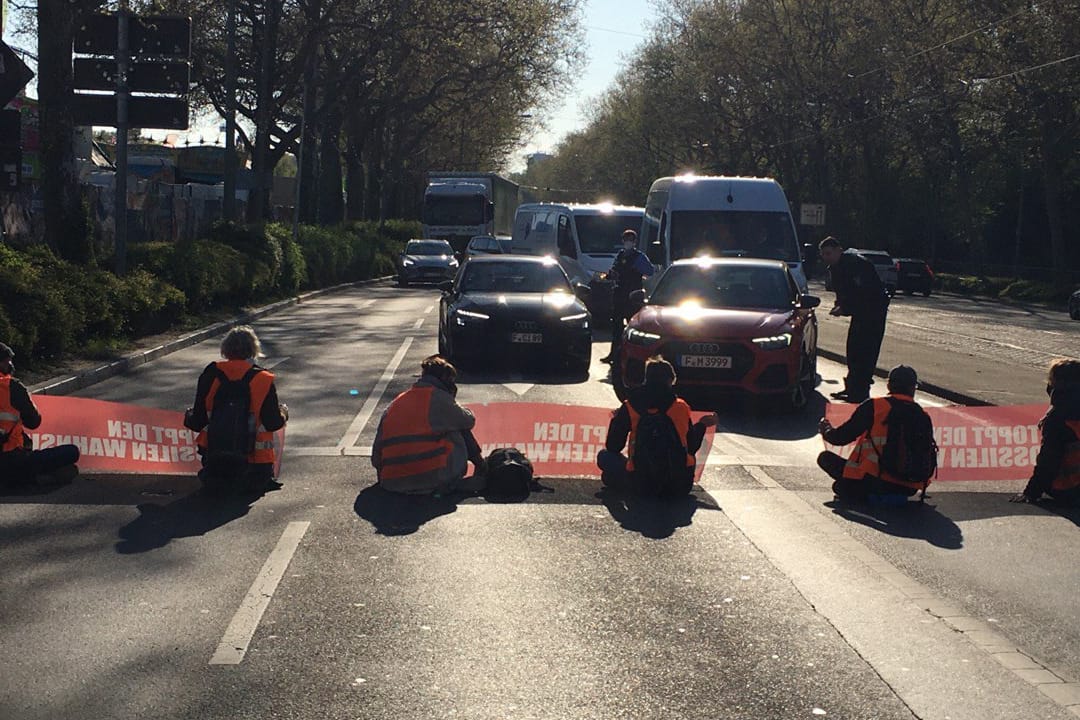 Wie bereits angekündigt, blockieren Aktivistinnen und Aktivisten der Gruppe "Letzte Generation" heute erneut Straßen in Frankfurt und Umgebung.