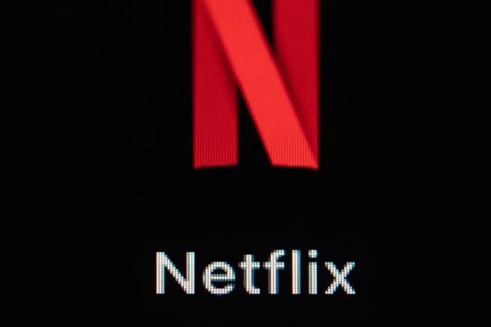 Die Netflix-App auf dem Display eines iPhone SE.