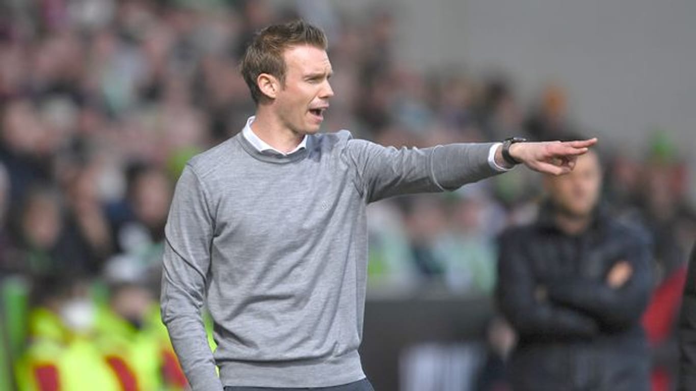 Wolfsburgs Trainer Tommy Stroot gibt seinen Spielerinnen die Richtung vor.