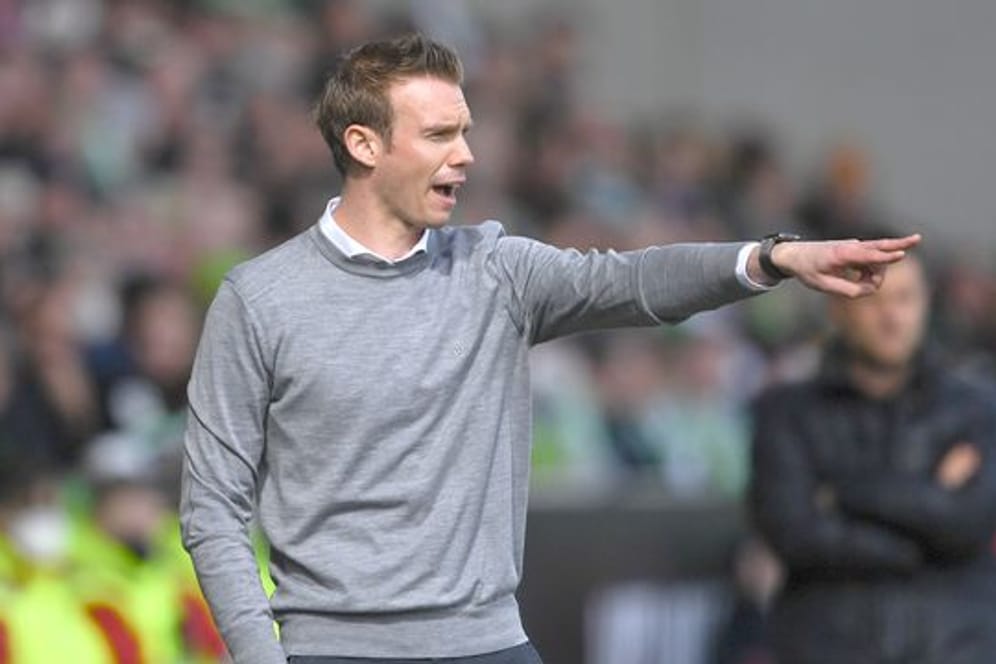 Wolfsburgs Trainer Tommy Stroot gibt seinen Spielerinnen die Richtung vor.