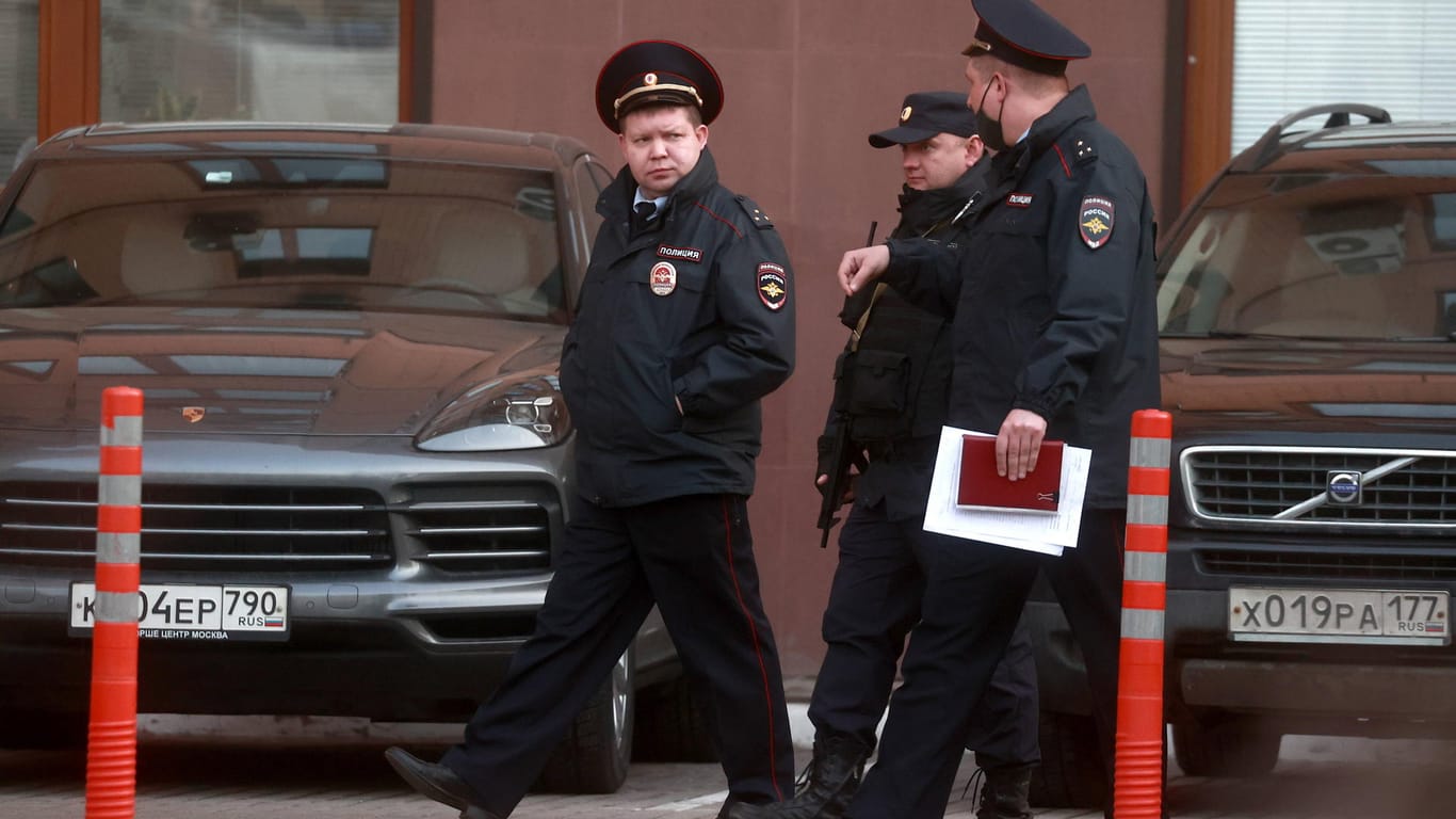 Polizisten stehen vor dem Gebäude, in dem der frühere Kremlberater sich und seine Familie erschoss.