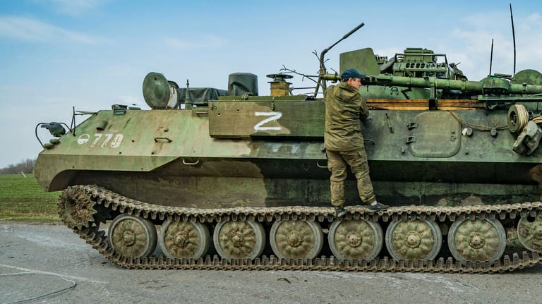 Das Kriegssymbol Z auf einem russischen Panzer: Moskau droht der Republik Moldau, weil sie die prorussische Symbolik verboten hat.