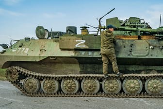 Das Kriegssymbol Z auf einem russischen Panzer: Moskau droht der Republik Moldau, weil sie die prorussische Symbolik verboten hat.