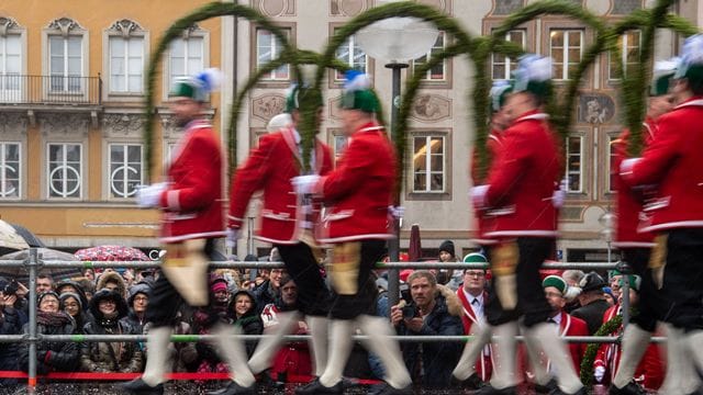 Schäfflertanz auf Marienplatz in München Schäfflertanz auf Marienplatz in München