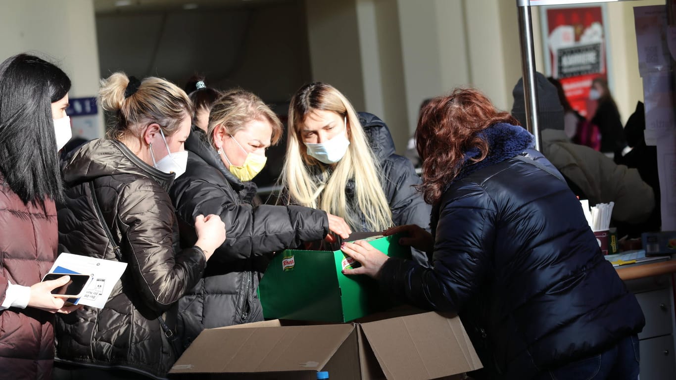 Helfer geben in Hauptbahnhof Hannover Spenden an Geflüchtete aus der Ukraine aus (Archivbild): Die Tafeln in Niedersachsen merken den gestiegenen Bedarf.
