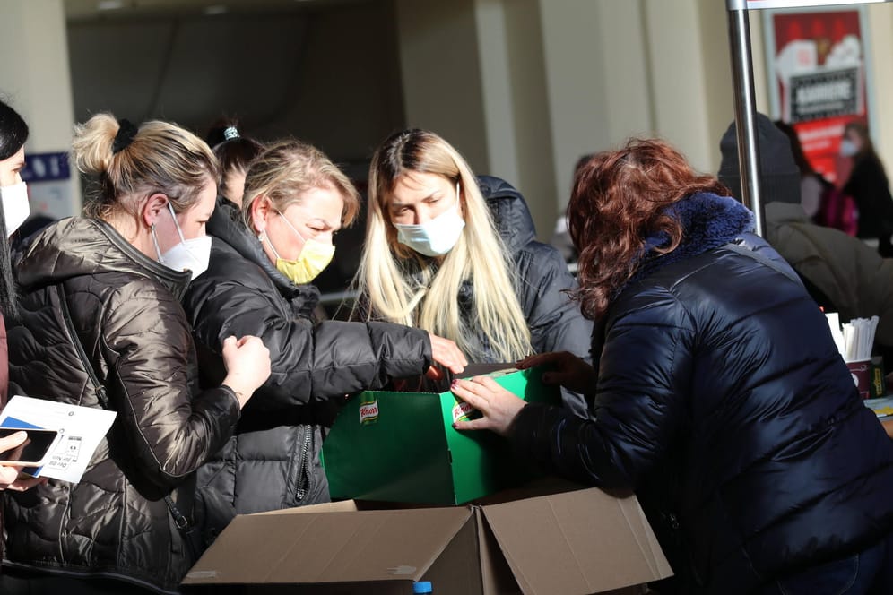 Helfer geben in Hauptbahnhof Hannover Spenden an Geflüchtete aus der Ukraine aus (Archivbild): Die Tafeln in Niedersachsen merken den gestiegenen Bedarf.