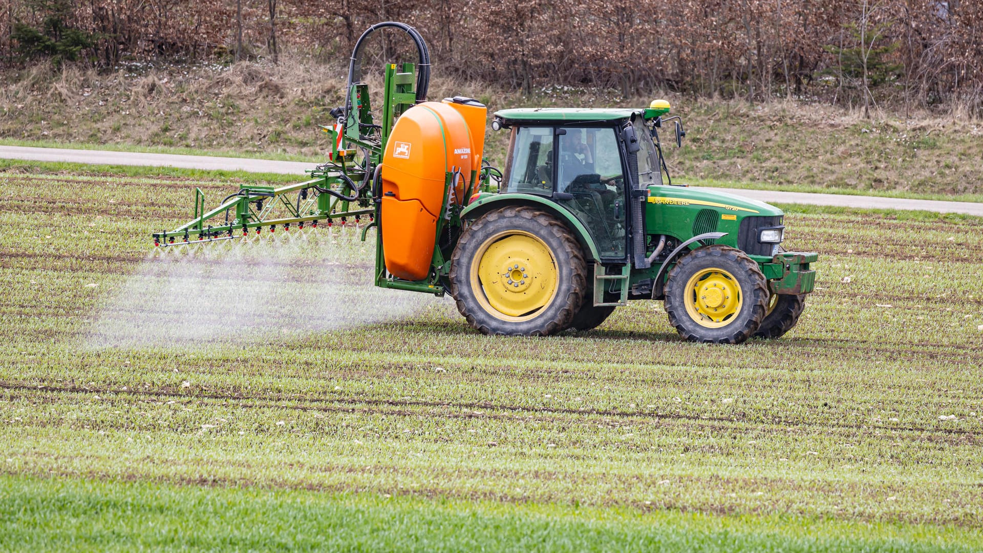 Landwirt bei der Düngung eines Feldes (Symbolbild): Vor allem die hohen Energiekosten treiben die Erzeugerpreise weiter in die Höhe.