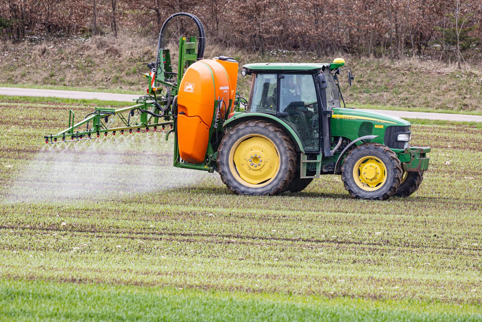 Landwirt bei der Düngung eines Feldes (Symbolbild): Vor allem die hohen Energiekosten treiben die Erzeugerpreise weiter in die Höhe.