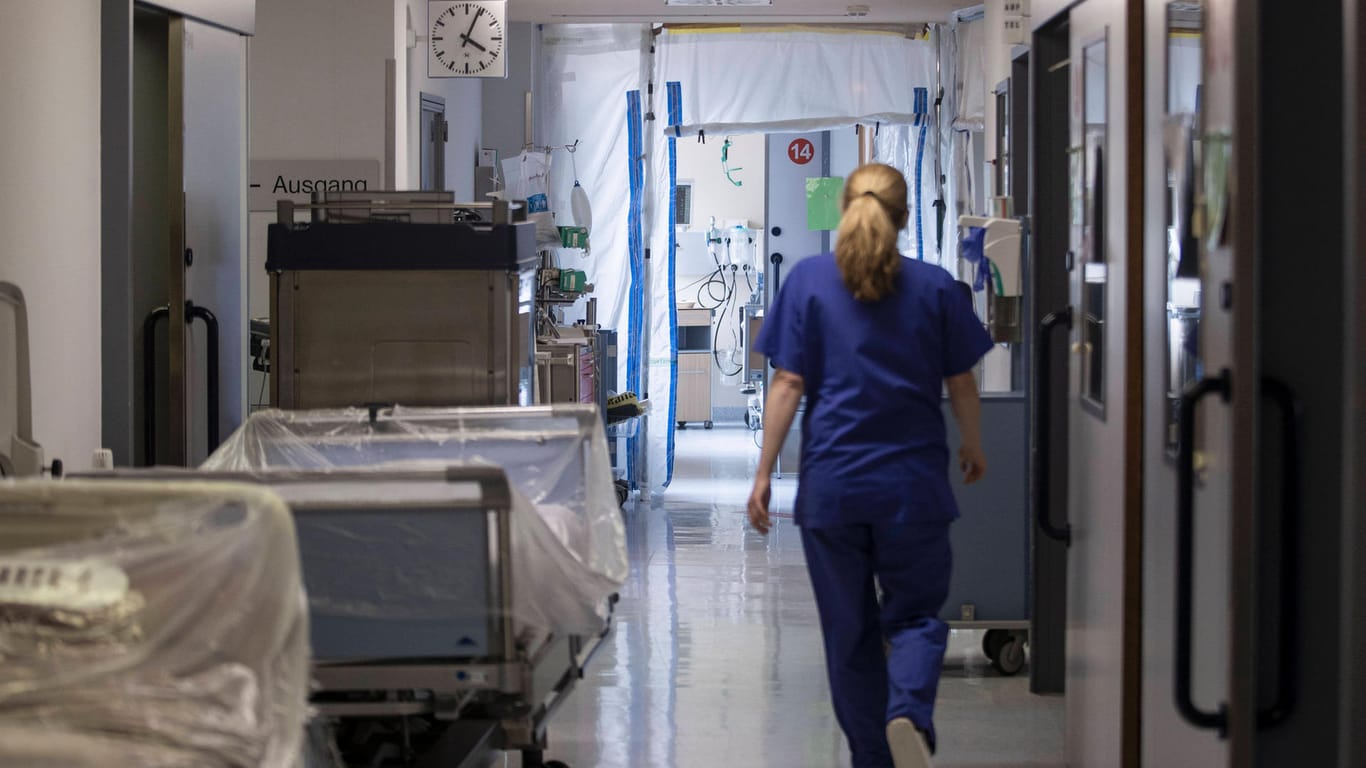 Eine Mitarbeiterin läuft durch die Intensivstation (Archivbild): Die Corona-Lage in Niedersachsens Kliniken soll weiterhin angespannt sein.
