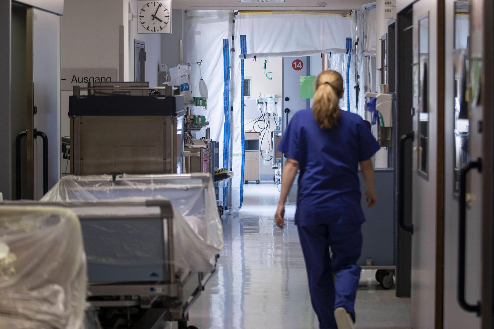 Eine Mitarbeiterin läuft durch die Intensivstation (Archivbild): Die Corona-Lage in Niedersachsens Kliniken soll weiterhin angespannt sein.