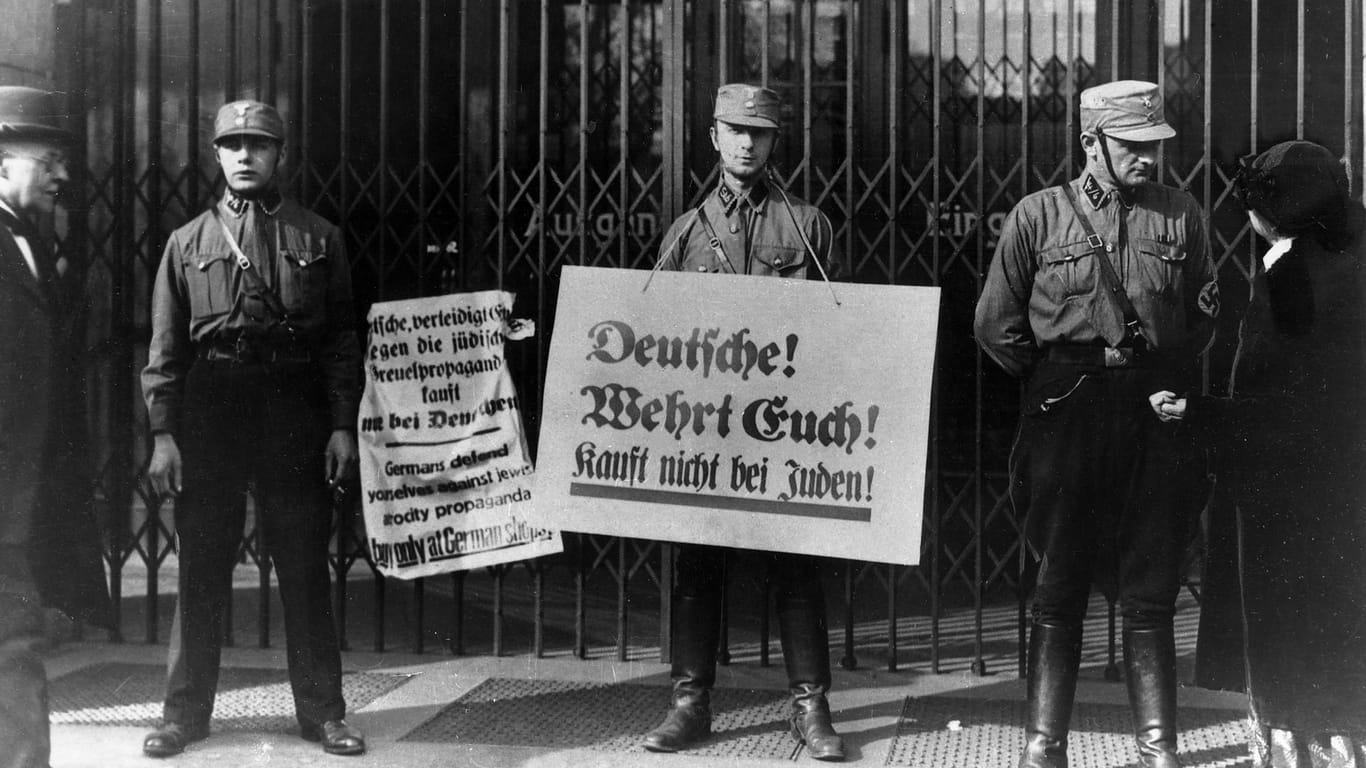 Judenverfolgung während des Nationalsozialismus: Am 1. April 1933 rief der berüchtigte Antisemit Julius Streicher zu einem reichsweiten Boykott jüdischer Geschäfte, Ärzte und Rechtsanwälte auf.